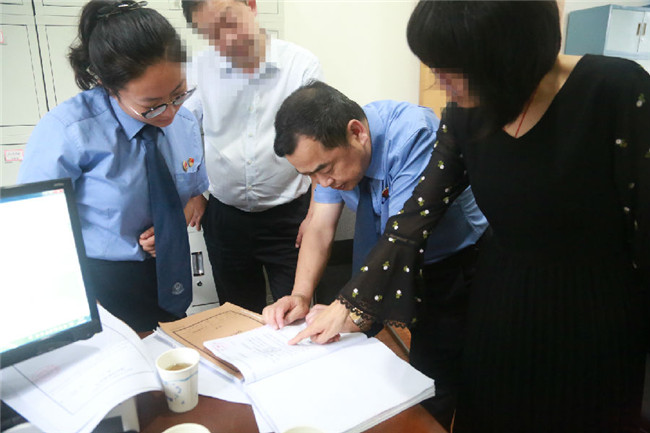 四川成都龙泉驿区：检察长向当事人和办案干警了解案情